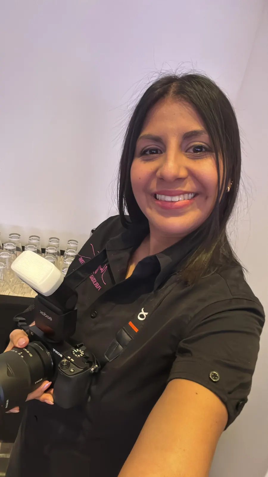 Fotógrafa del equipo con cámara y flash preparada para una sesión en una clínica